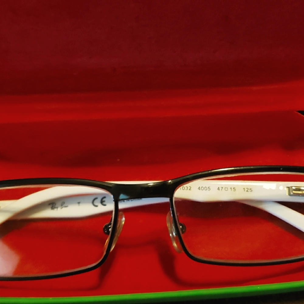 Kids Ray Ban prescription glasses. EuC. Does he son lenses in them.